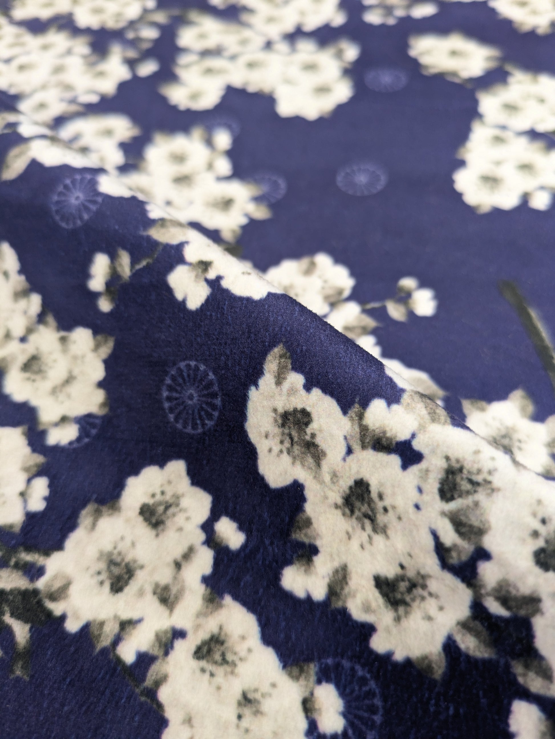 Terciopelo azul marino con estampado floral de cerezos
