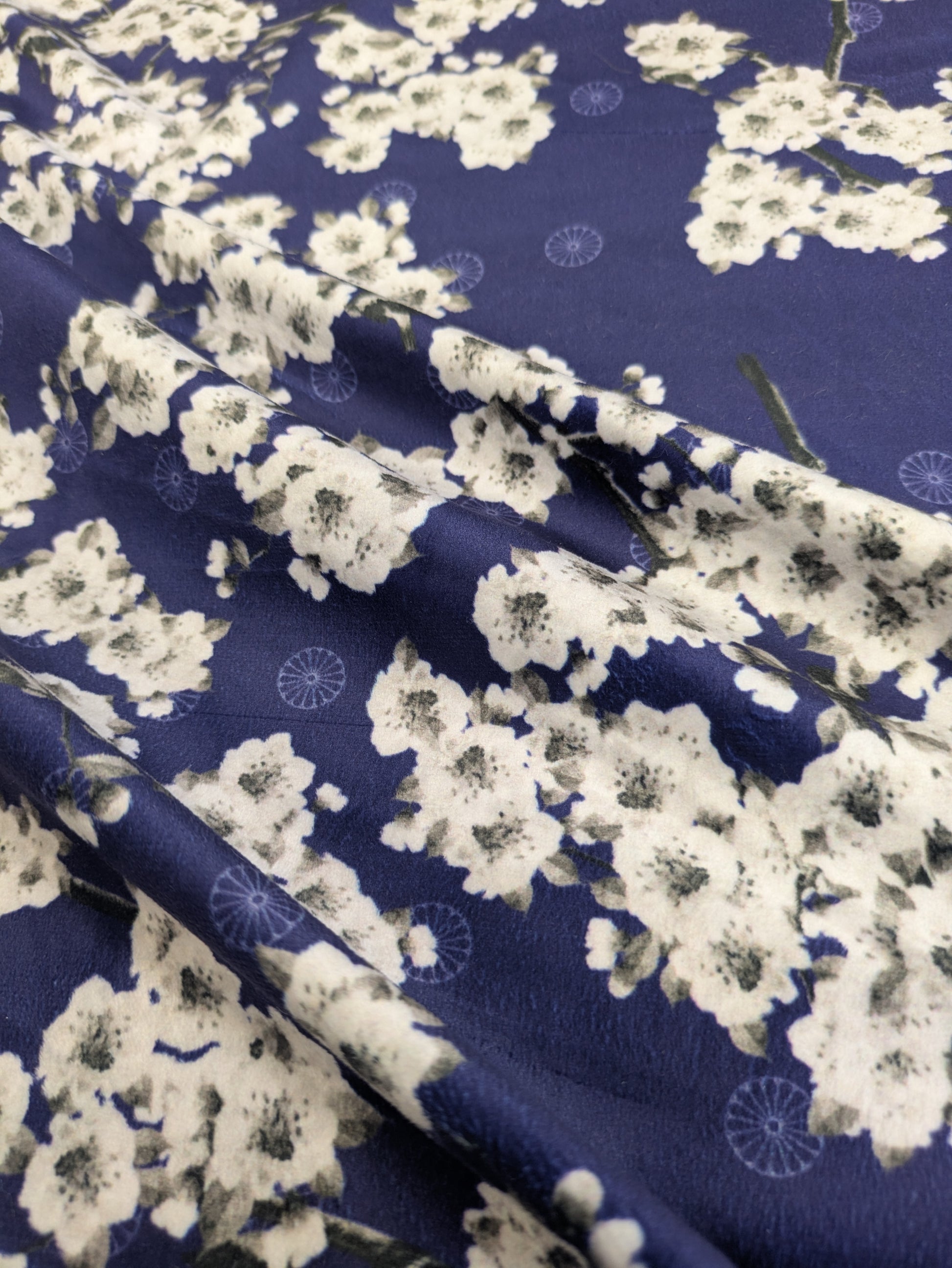 Terciopelo azul marino con estampado floral de cerezos