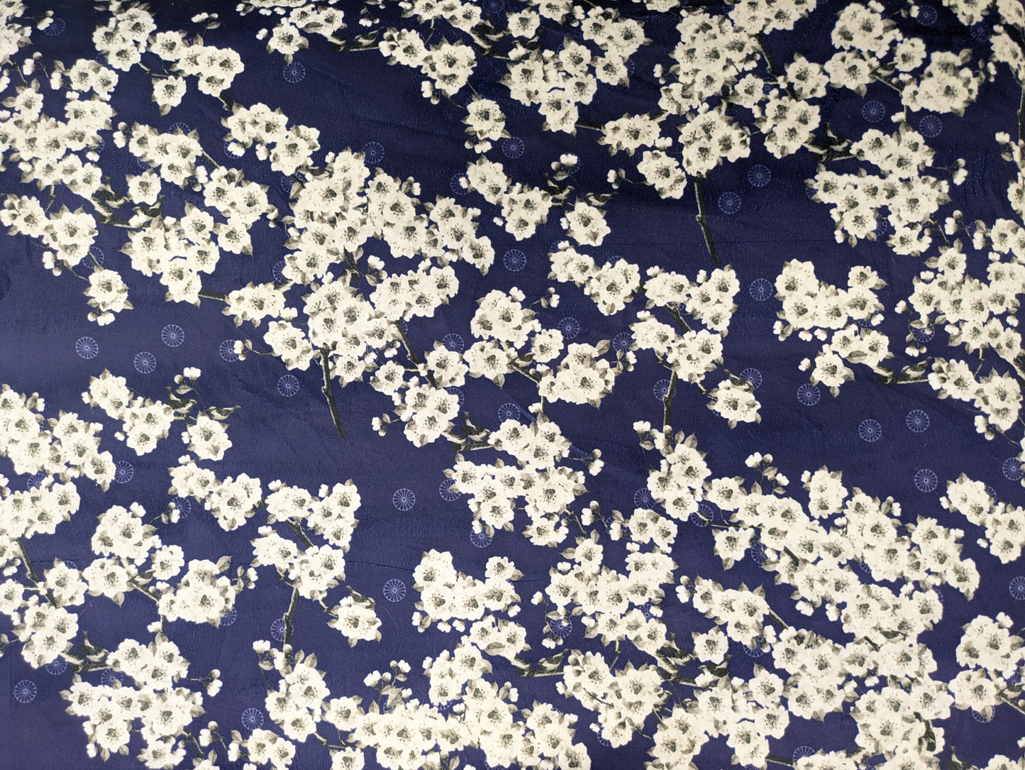 Terciopelo azul marino con estampado floral de cerezos en flor