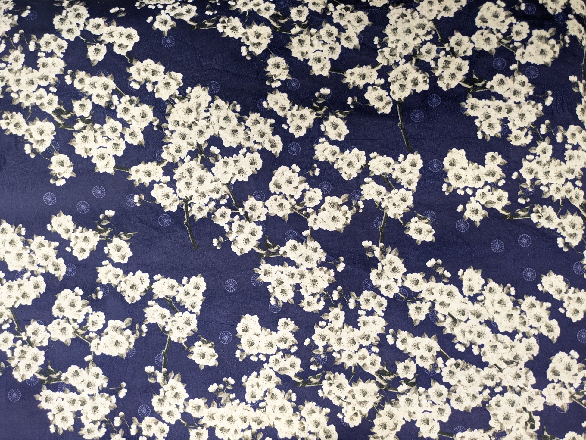 Terciopelo azul marino con estampado floral de cerezos en flor